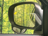 【ブラインドスポットモニター】走行中、ドアミラーの死角になりやすい箇所に後続車が接近するとサイドミラーのレンズに警告を表示!ドライバーに注意喚起をしてくれます。