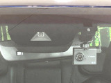 【トヨタセーフティセンス】走行中に前方の車両等を認識し、衝突しそうな時は警報とブレーキで衝突回避と被害軽減をアシスト。より安全にドライブをお楽しみいただけます。