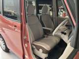 運転席まわりです。運転席からの視界が左右に広く隅々まではっきりと見渡せます!クルマの前端も把握しやすく安心して運転できます!