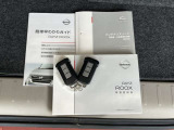 インテリジェントキーです♪キーを近づけてドアハンドルのスイッチを押すだけで開閉が出来ます♪カバンやポケットに入れてても反応するのでスムーズに乗車出来ます☆