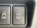 【両側パワースライドドア】スマートキーや運転席のスイッチで後席両側スライドドアの開閉が可能♪電動だから力を入れてドアを開ける必要が無く、小さなお子様でも簡単に開け閉めでき快適です♪
