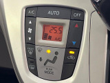 【オートエアコン】一度お好みの温度に設定すれば、車内の温度を検知し風量や温度を自動で調整。暑い&hellip;寒い&hellip;と何度もスイッチ操作をする必要はありません。快適な車内空間には必須の機能ですね♪