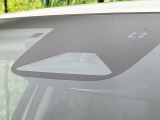 【ホンダセンシング】走行中に前方の車両等を認識し、衝突しそうな時は警報とブレーキで衝突回避と被害軽減をアシスト。より安全にドライブをお楽しみいただけます。