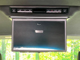 【14型有機ELフリップダウン】三列目からでも迫力のエンタメが観れる大画面フリップダウン。有機ELのモニターでは、一般的なフリップダウンよりも高コントラストでキレイな映像を楽しめます。