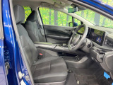 運転席まわりには十分なスペースがあり、大柄な方でもゆったり運転していただける環境です。