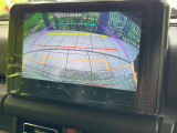 【バックカメラ】駐車時に後方がリアルタイム映像で確認できます。大型商業施設や立体駐車場での駐車時や、夜間のバック時に大活躍!運転スキルに関わらず、今や必須となった装備のひとつです!