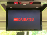 【フリップダウンモニター】大画面モニターで後席でもエンタメをお楽しみいただけます。小さなお子様にも大人気の装備です♪