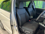 運転席まわりには十分なスペースがあり、大柄な方でもゆったり運転していただける環境です。