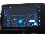 ディスプレイオーディオ(コネクティッドナビ対応)PLUS搭載。T-Connectご契約で2027年4月まで無償で利用できるナビ(期限到来後は有償)と、解約後も利用できる車載ナビが搭載されています。