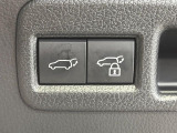 【パワーバックドア】スマートキーや運転席のボタンを押すだけでリアゲートが自動で開閉します!荷物を持っている時や、高い位置にあるバックドアを閉める際に便利な機能です♪