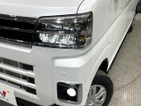 【LEDヘッドライト】悪天候や夜間走行時も良好な視界を確保し安心して運転できる高輝度LEDヘッドライトを装備!点灯速度が早く、消費電力も抑えられています。