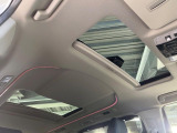 【サンルーフ】開放感たっぷりの希少装備、サンルーフが装着されています!車内に明かりを取り入れたり景色を楽しむ以外にも、車内の空気も簡単に換気できて快適です!