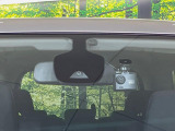 【エマージェンシーブレーキ】走行中に前方の車両等を認識し、衝突しそうな時は警報とブレーキで衝突回避と被害軽減をアシスト。より安全にドライブをお楽しみいただけます。