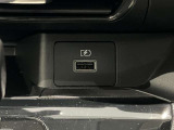 USB電源ソケットが前席中央にあり、便利に使えます☆
