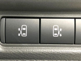 【両側スライドドア】駐車場で隣の車との間隔が狭く乗りにくい時、スライドドアなら安心!ドアオープン時も幅を取らず、開口部が広いので乗り降りがとっても簡単です。大きな荷物の出し入れも後席から可能♪