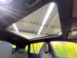【ガラスルーフ】大型のガラスルーフ搭載で車内の解放感が一気にアップ!開放的なドライブをお楽しみいただけます。