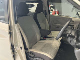 運転席まわりです。運転席からの視界が左右に広く隅々まではっきりと見渡せます!クルマの前端も把握しやすく安心して運転できます!