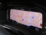 ナビモードを選択すれば、マップが大きく映し出されます。ステアリングで地図の拡大縮小やACCの設定もできるので、視線を動かさずに運転に必要な操作が可能。視線の移動が最小限になることで、安全にも寄与します。