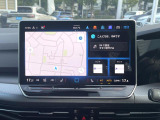 12.9インチディスプレイによるスマートフォン用アプリ[Apple CarPlay][Android Auto]対応の純正インフォテイメントシステム「Discover」を装備、ナビ、ラジオのほか、US