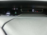 ダッシュボード上部に設置されたスピードメーターは速度だけでなく車両情報などを見やすく表示してくれます