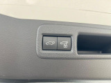 【パワーバックドア】スマートキーや運転席のボタンを押すだけでリアゲートが自動で開閉します!荷物を持っている時や、高い位置にあるバックドアを閉める際に便利な機能です♪
