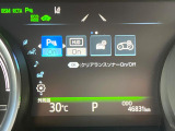 【カラーヘッドアップディスプレイ】現在の速度や走行情報をデジタル表示で運転席前方のガラスに投影!カラー付きで視認性も高く、運転中目線をずらさず必要な情報を確認できるのでとっても便利で安心!