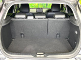 積み下ろしのしやすいデッキにはたっぷりと荷物を積み込んでいただけます。遊びから仕事まで、様々なシーンで頼れます♪