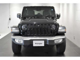 Jeep伝統の7スロットグリルが存在感ありますね。
