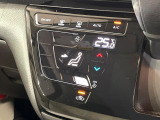 【オートエアコン】一度お好みの温度に設定すれば、車内の温度を検知し風量や温度を自動で調整。暑い&hellip;寒い&hellip;と何度もスイッチ操作をする必要はありません。快適な車内空間には必須の機能ですね♪