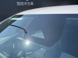 フロントガラスの上部には衝突軽減ブレーキの装置も付いており、より安全に運転を楽しんでいただくことができます。