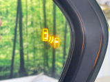 【ブラインドスポットモニター】走行中、ドアミラーの死角になりやすい箇所に後続車が接近するとサイドミラーのレンズに警告を表示!ドライバーに注意喚起をしてくれます。