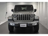 Jeep伝統の7スロットグリルが存在感ありますね。