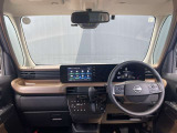 ダッシュボードを平らにしボディー形状を工夫したことで運転席から前方が見えやすくなっています。車幅が掴みやすいため、狭い道路でのすれ違いも安心して運転できます。