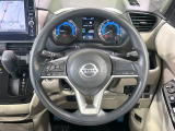 インテリアに合わせたデザインのステアリングは、運転される方のことも考え、運転しやすい形状、大きさです。是非一度、実際に触ってお確かめください。