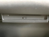 【CD/DVDデッキ】オプションのCD/DVDデッキを搭載。ディスプレイオーディオでエンタメをお楽しみいただけます。