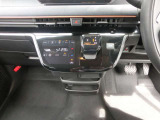 シフトレバーがステアリングに近く運転しやすく、足元もスッキリします