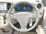 インテリアに合わせたデザインのステアリングは、運転される方のことも考え、運転しやすい形状、大きさです。是非一度、実際に触ってお確かめください。