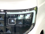 【LEDヘッドライト】悪天候や夜間走行時も良好な視界を確保し安心して運転できる高輝度LEDヘッドライトを装備!点灯速度が早く、消費電力も抑えられています。