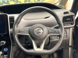 インテリアに合わせたデザインのステアリングは、運転される方のことも考え、運転しやすい形状、大きさです。是非一度、実際に触ってお確かめください。