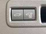 【パワーバックドア】スマートキーや運転席のボタンを押すだけでリアゲートが自動で開閉します!荷物を持っている時や、高い位置にあるバックドアを閉める際に便利な機能です♪