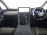 洗練されたデザインのインパネが、車内空間に上質な印象を演出。操作系がすっきりとまとめられ、運転中も視線移動が少なく快適です。