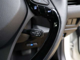 【レーダークルーズコントロール(追従機能付)】アクセルを踏まなくても、車間制御モードは、先行車に合わせた追従走行を行い、自動的に加速・減速・停止をします。定速制御モードは、一定の車速で走行できます