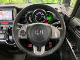 インテリアに合わせたデザインのステアリングは、運転される方のことも考え、運転しやすい形状、大きさです。是非一度、実際に触ってお確かめください。
