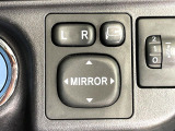 【電動格納ミラー】サイドミラーは電動格納式となっており、狭い駐車場でもキズがつくリスクを抑えられます。