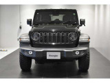 Jeep伝統の7スロットグリルが存在感ありますね。