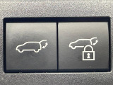 【パワーバックドア】スマートキーや運転席のボタンを押すだけでリアゲートが自動で開閉します!荷物を持っている時や、高い位置にあるバックドアを閉める際に便利な機能です♪