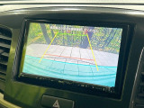 【バックカメラ】駐車時に後方がリアルタイム映像で確認できます。大型商業施設や立体駐車場での駐車時や、夜間のバック時に大活躍!運転スキルに関わらず、今や必須となった装備のひとつです!
