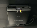 ETC車載器付きです♪高速道路をスイスイと通過!で、キャシュレス!クルマは料金所をノンストップで通過することができます☆