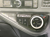 【オートエアコン】一度お好みの温度に設定すれば、車内の温度を検知し風量や温度を自動で調整。暑い&hellip;寒い&hellip;と何度もスイッチ操作をする必要はありません。快適な車内空間には必須の機能ですね♪