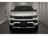 Jeep伝統の7スロットグリルが存在感ありますね。